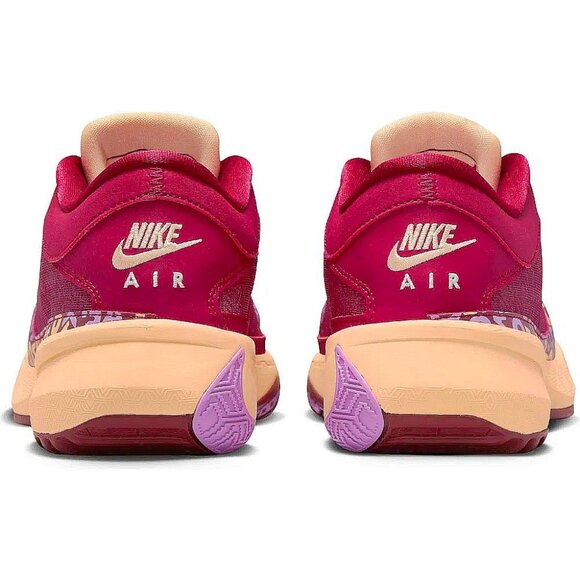 Signature Sneaker: Nike Zoom Freak 5 \